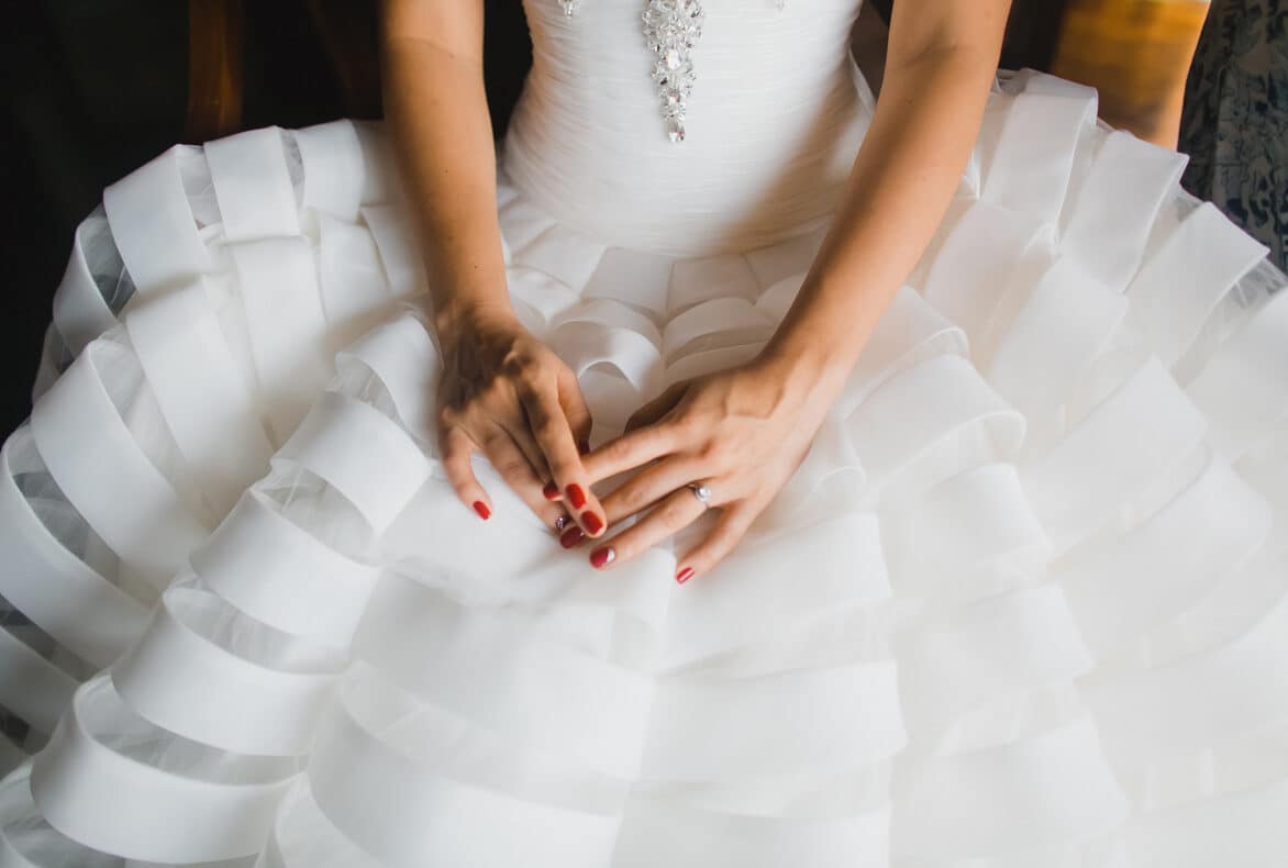 Платье, туфли и аксессуары невесты перед свадьбой