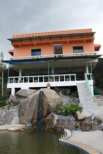 Privates Hotel für zwei auf Koh Samui Für viele stehen auf der thailändischen Insel Koh Samui vor allem Strände und das azurblaue Meer im Mittelpunkt. Es gibt jedoch Orte, die in keinem Reiseführer erwähnt werden, über die Ihnen die Reiseführer nichts sagen, und die Sie auf der Karte nicht finden. In den Bergen von Lamai können Sie stundenlang auf Hunderten von kurvenreichen Straßen fahren und anhalten, um sich die Palmenhaine, Durianbäume und Bananen anzusehen, die direkt am Straßenrand wachsen. An Ihrem Hochzeitstag möchten Sie nicht ständig Dutzende von Gesichtern und Hunderte von zusätzlichen Menschen sehen und Toasts und lauter Musik lauschen. Wer Privatsphäre und Intimität bevorzugt, kann ein abgelegenes kleines Hotel in den Bergen wählen, mit Blick auf die gesamte Insel, das Meer und unzählige Kokospalmen. Ein Ort, an dem außer Ihnen beiden fast niemand da ist, Vögel über Ihnen fliegen und etwas in ihrer eigenen Sprache singen, Kerzen bei Sonnenuntergang flackern und Sie stundenlang im Schatten eines Mangobaums sitzen können. Dieser Ort fasziniert durch seine Ursprünglichkeit und Romantik. Auf dem terrassenförmig angelegten Dach des Hotels können Sie nicht nur unter dem Mond tanzen, sondern auch ein wunderbares, speziell für Sie zubereitetes Abendessen genießen. Hier gibt es keinen Pomp und keine Routine, hier lebt alles, aber es lebt nach den Gesetzen der Natur – Leben um des Lebens willen! Wenn Sie dieses Stück Paradies für Ihre Zeremonie gewählt haben, werden Sie spüren, wie die Wolken in Ihrem Haar spielen und Minuten zur Ewigkeit werden.