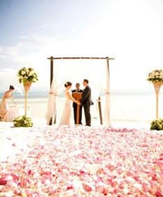 Свадьба на берегу моря, где греют ласковые лучи тайского солнца, белый песок контрастирует с яркими красками экзотических цветов и свадебных атрибутов, а шум прибоя не может заглушить самых главных слов – мечта, которой суждено стать реальностью!