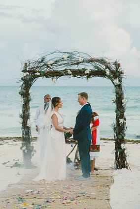 Dekoration für die Hochzeitszeremonie auf Samui – Holzbögen. Hochzeits- und Eventplaner in Thailand. Hua Hin, Samui, Chang und andere Holzbogen