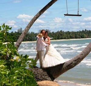 Свадьба на берегу моря, где греют ласковые лучи тайского солнца, белый песок контрастирует с яркими красками экзотических цветов и свадебных атрибутов, а шум прибоя не может заглушить самых главных слов – мечта, которой суждено стать реальностью!