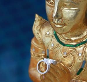 Treat yourself and choose for your wedding ceremony one where East meets West in this colorful and colourful interweaving of traditions and customs.