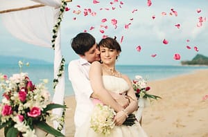 Eine unvergessliche Hochzeit am Strand einer tropischen Insel in Thailand. Sie können für Ihre Hochzeit die Insel Samui, Koh Chang, Phangan, Koh Mak oder eine unbewohnte Insel wählen.  In den romantischsten Stunden des Sonnenuntergangs findet eine symbolische weltliche Zeremonie am Strand statt, bei der Sie bei einer leichten Brise und dem Rauschen der Wellen Ihre Ehegelübde und Ringe austauschen und am Ufer zu Abend essen können.