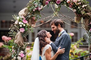 Dekoration für die Hochzeitszeremonie auf Samui – Holzbögen. Hochzeits- und Eventplaner in Thailand. Hua Hin, Samui, Chang und andere Holzbogen