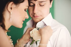 Eine unvergessliche Hochzeit am Strand einer tropischen Insel in Thailand. Sie können für Ihre Hochzeit die Insel Samui, Koh Chang, Phangan, Koh Mak oder eine unbewohnte Insel wählen.  In den romantischsten Stunden des Sonnenuntergangs findet eine symbolische weltliche Zeremonie am Strand statt, bei der Sie bei einer leichten Brise und dem Rauschen der Wellen Ihre Ehegelübde und Ringe austauschen und am Ufer zu Abend essen können.