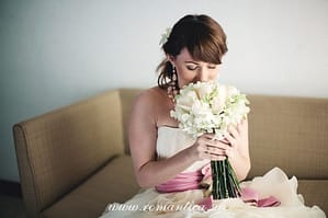 Eine unvergessliche Hochzeit am Strand einer tropischen Insel in Thailand. Sie können für Ihre Hochzeit die Insel Samui, Koh Chang, Phangan, Koh Mak oder eine unbewohnte Insel wählen.  In den romantischsten Stunden des Sonnenuntergangs findet eine symbolische weltliche Zeremonie am Strand statt, bei der Sie bei einer leichten Brise und dem Rauschen der Wellen Ihre Ehegelübde und Ringe austauschen und am Ufer zu Abend essen können.