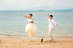 Eine unvergessliche Hochzeit am Strand einer tropischen Insel in Thailand. Sie können für Ihre Hochzeit die Insel Samui, Koh Chang, Phangan, Koh Mak oder eine unbewohnte Insel wählen.  In den romantischsten Stunden des Sonnenuntergangs findet eine symbolische weltliche Zeremonie am Strand statt, bei der Sie bei einer leichten Brise und dem Rauschen der Wellen Ihre Ehegelübde und Ringe austauschen und am Ufer zu Abend essen können.