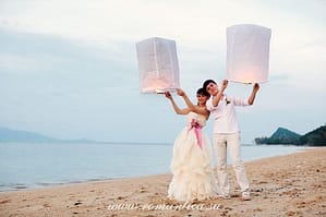 Eine unvergessliche Hochzeit am Strand einer tropischen Insel in Thailand. Sie können für Ihre Hochzeit die Insel Samui, Koh Chang, Phangan, Koh Mak oder eine unbewohnte Insel wählen.  In den romantischsten Stunden des Sonnenuntergangs findet eine symbolische weltliche Zeremonie am Strand statt, bei der Sie bei einer leichten Brise und dem Rauschen der Wellen Ihre Ehegelübde und Ringe austauschen und am Ufer zu Abend essen können.