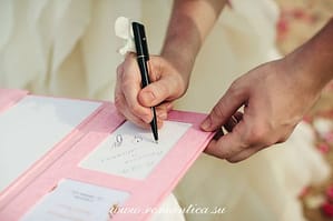 Незабываемая свадьба на пляже тропического острова в Таиланде. Вы можете выбрать для свадьбы остров Самуи, Ко Чанг, Панган, Ко Мак, необитаемый островок.  Символическая светская церемония на пляже проходит  в самый романтические часы на закате, где под легким бризом и шумом волн вы сможете обменяться клятвами и кольцами, а так же ужином на берегу.