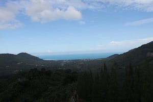 Für viele stehen auf der thailändischen Insel Koh Samui vor allem Strände und das azurblaue Meer im Mittelpunkt. Es gibt jedoch Orte, die in keinem Reiseführer erwähnt werden, über die Ihnen die Reiseführer nichts sagen, und die Sie auf der Karte nicht finden. In den Bergen von Lamai können Sie stundenlang auf Hunderten von kurvenreichen Straßen fahren und anhalten, um sich die Palmenhaine, Durianbäume und Bananen anzusehen, die direkt am Straßenrand wachsen. An Ihrem Hochzeitstag möchten Sie nicht ständig Dutzende von Gesichtern und Hunderte von zusätzlichen Menschen sehen und Toasts und lauter Musik lauschen.  Wer Privatsphäre und Intimität bevorzugt, kann ein abgelegenes kleines Hotel in den Bergen wählen, mit Blick auf die gesamte Insel, das Meer und unzählige Kokospalmen. Ein Ort, an dem außer Ihnen beiden fast niemand da ist, Vögel über Ihnen fliegen und etwas in ihrer eigenen Sprache singen, Kerzen bei Sonnenuntergang flackern und Sie stundenlang im Schatten eines Mangobaums sitzen können. Dieser Ort fasziniert durch seine Ursprünglichkeit und Romantik. Auf dem terrassenförmig angelegten Dach des Hotels können Sie nicht nur unter dem Mond tanzen, sondern auch ein wunderbares, speziell für Sie zubereitetes Abendessen genießen. Hier gibt es keinen Pomp und keine Routine, hier lebt alles, aber es lebt nach den Gesetzen der Natur – Leben um des Lebens willen! Wenn Sie dieses Stück Paradies für Ihre Zeremonie gewählt haben, werden Sie spüren, wie die Wolken in Ihrem Haar spielen und Minuten zur Ewigkeit werden.