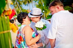 Zeremonie am Strand von Samui mit Verwandten Unglaubliche Emotionen, aufregendes Meer, Sonnenuntergänge – all das ist Koh Samui und eine Hochzeit auf Koh Samui! Eine Insel, auf der Minuten wie paradiesische Momente erscheinen, ein Ort, an dem eine Hochzeit in Thailand ein wahres tropisches Märchen ist! Heutzutage ist eine Hochzeit im Ausland kein Märchen mehr, sondern Realität!