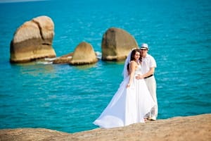 Strandhochzeit am Strand von Samui in Thailand Unglaubliche Emotionen, aufregendes Meer, Sonnenuntergänge – all das ist Koh Samui und eine Hochzeit auf Koh Samui! Eine Insel, auf der Minuten wie paradiesische Momente erscheinen, ein Ort, an dem eine Hochzeit in Thailand ein wahres tropisches Märchen ist! Heutzutage ist eine Hochzeit im Ausland kein Märchen mehr, sondern Realität!