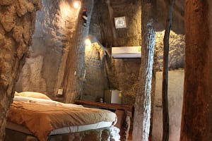 Предлагаем влюбленным отойти от традиционных мест и сценариев свадьбы. Теперь ваше обручение может превратиться в увлекательное приключение, наполненное непревзойденной романтикой и духом авантюризма. Пусть ваша свадьба будет как у Тарзана, среди ветвей лиан в тропических джунглях.