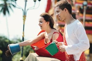 Свадебная церемония в буддистском храме в Таиланде это прежде всего соединение ваших сердец! По буддизму семья это тогда, когда вы все и всегда делите поровну, не важно радости это или горести! В Таиланде можно провести буддийскую свадьбу не важно какую религию вы исповедуете, ведь по сути, буддизм это не религия, а как говорят сами монахи,- образ жизни! Свадьбу по тайским традициям можно провести на острове Самуи, Ко Мак, Ко Чанг или в провинции Краби. Традиционный буддистский свадебный ритуал длится около получаса, в течении которого вы испытаете непередаваемые ощущения и эмоции от свадьбы в буддистском храме!Церемония в буддистском храме может проходить в утренние или дневные часы, зависит от направления буддизма, которое исповедуется в данном храме. Церемония традиционно начинается с зажжения свечей возле образа Будды, а так же благовония и дарения цветов Будде.Процесс свадьбы в буддистском храме Таиланда это пение мантр, традиционно церемонию ведут от 3 до 9 монахов, так как нечетное число приносит удачу по мнению тайцев.На головы молодых одевается специальная петля, концы которой протягиваются через руки всех монахов,образовывая  неразрывный круг, тем самым соединяя 2 людей в одну семью.В завершении церемонии настоятель или старший монах дает напутствия молодым, а они в свою очередь дарят каждому из монахов, проводившему церемонию в храме подарки-предметы первой необходимости и делают пожертвование храму.После церемонии принято покормить рыб в пруду у храма, а так же прогуляться для живописным снимков!