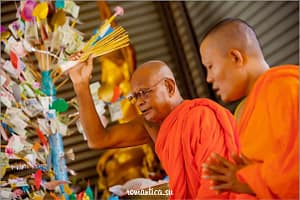 Bénédiction des moines bouddhistes à Samui