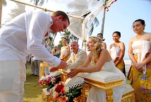 Many people visiting Thailand dream of touching the indescribable culture, traditions and customs, especially the Thai wedding. The Thai wedding ritual is a combination of Buddhist religious ceremonies with the cultural rites of Thailand. One of the main components of the wedding is receiving a blessing from the family, as well as a Buddhist wedding ceremony. According to religious beliefs set out in Buddhism, monks cannot eat after 12 o'clock and after sunset, in connection with which all ceremonies are held from 9 to 11 am, as well as from 2 to 3 pm, after which the monks should be fed (usually rice and vegetables, as well as drinks), and also make a donation to the temple. Before the ceremony, there is Khaan Mun and Khaan Maak - ceremonies of offering flower arrangements to the parents of the groom and the bride (there must be an even number of flowers in the bouquet) as a sign of respect for the parents.