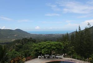 Für viele stehen auf der thailändischen Insel Koh Samui vor allem Strände und das azurblaue Meer im Mittelpunkt. Es gibt jedoch Orte, die in keinem Reiseführer erwähnt werden, über die Ihnen die Reiseführer nichts sagen, und die Sie auf der Karte nicht finden. In den Bergen von Lamai können Sie stundenlang auf Hunderten von kurvenreichen Straßen fahren und anhalten, um sich die Palmenhaine, Durianbäume und Bananen anzusehen, die direkt am Straßenrand wachsen. An Ihrem Hochzeitstag möchten Sie nicht ständig Dutzende von Gesichtern und Hunderte von zusätzlichen Menschen sehen und Toasts und lauter Musik lauschen.  Wer Privatsphäre und Intimität bevorzugt, kann ein abgelegenes kleines Hotel in den Bergen wählen, mit Blick auf die gesamte Insel, das Meer und unzählige Kokospalmen. Ein Ort, an dem außer Ihnen beiden fast niemand da ist, Vögel über Ihnen fliegen und etwas in ihrer eigenen Sprache singen, Kerzen bei Sonnenuntergang flackern und Sie stundenlang im Schatten eines Mangobaums sitzen können. Dieser Ort fasziniert durch seine Ursprünglichkeit und Romantik. Auf dem terrassenförmig angelegten Dach des Hotels können Sie nicht nur unter dem Mond tanzen, sondern auch ein wunderbares, speziell für Sie zubereitetes Abendessen genießen. Hier gibt es keinen Pomp und keine Routine, hier lebt alles, aber es lebt nach den Gesetzen der Natur – Leben um des Lebens willen! Wenn Sie dieses Stück Paradies für Ihre Zeremonie gewählt haben, werden Sie spüren, wie die Wolken in Ihrem Haar spielen und Minuten zur Ewigkeit werden.