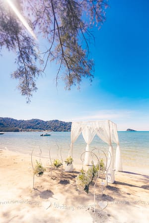 Примеры свадебного декора на Чанге Организатор свадеб и праздников в Таиланде. Хуахин острова Самуи и Чанг и другие Винтажный шатер в белой гамме