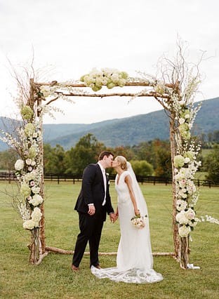 Dekoration für die Hochzeitszeremonie auf Samui – Holzbögen. Hochzeits- und Eventplaner in Thailand. Hua Hin, Samui, Chang und andere Holzbogen