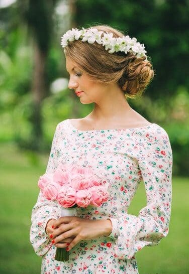 Невеста держит свадебный букет перед церемонией