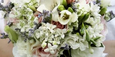La fleuristerie de mariage est un art unique dans lequel le créateur comprend l'âme des fleurs, leur essence, révélant la beauté et l'unicité de chaque création naturelle.