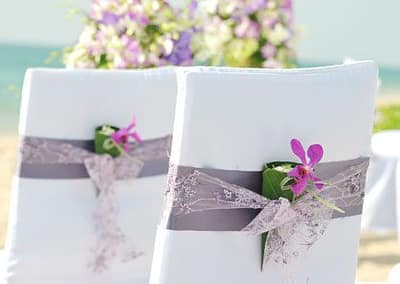 Свадьба на берегу моря, где греют ласковые лучи тайского солнца, белый песок контрастирует с яркими красками экзотических цветов и свадебных атрибутов, а шум прибоя не может заглушить самых главных слов – мечта, которой суждено стать реальностью!