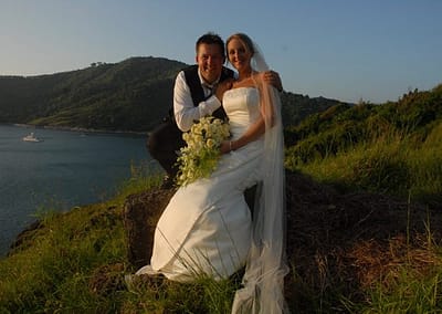 Свадьба на берегу моря, где греют ласковые лучи тайского солнца, белый песок контрастирует с яркими красками экзотических цветов и свадебных атрибутов, а шум прибоя не может заглушить самых главных слов – мечта, которой суждено стать реальностью!