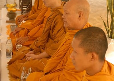 Treat yourself and choose for your wedding ceremony one where East meets West in this colorful and colourful interweaving of traditions and customs.