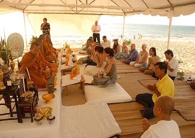 Treat yourself and choose for your wedding ceremony one where East meets West in this colorful and colourful interweaving of traditions and customs.