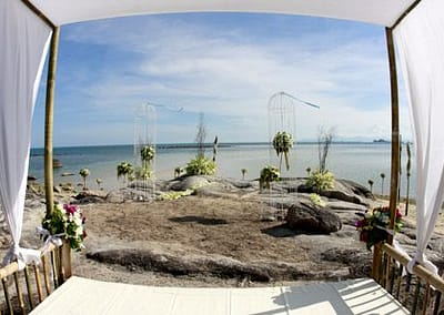 Свадьба на берегу моря, где греют ласковые лучи тайского солнца, белый песок контрастирует с яркими красками экзотических цветов и свадебных атрибутов, а шум прибоя не может заглушить самых главных слов – мечта, которой суждено стать реальностью!