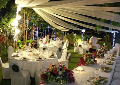 Свадьба на берегу моря, где греют ласковые лучи тайского солнца, белый песок контрастирует с яркими красками экзотических цветов и свадебных атрибутов, а шум прибоя не может заглушить самых главных слов – мечта, которой суждено стать реальностью!