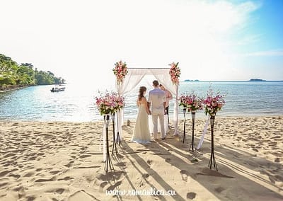 Свадебное оформление церемонии - шелковый шатер, украшенный тропическими цветами, остров Ко Чанг Таиланд