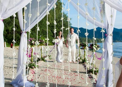 Наши восхитительные пары и свадьбы на острове Ко Чанг! Свадьба на Чанге проходит на безмятежном пляже Klong Prao на закате, которым вы так же можете насаждаться во время романтического ужина при свечах.