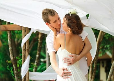 Белоснежная свадебная церемония на пляже острова Ко Чанг в Таиланде