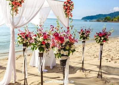 Шелковый шатер и цветочные композиции на свадебной церемонии