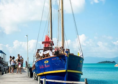 Сказочная свадьба на корабле с алыми парусами - может стать явью, все это свадьба на Самуи. Среди лазурного моря, шумом волн и любимого человека рядом, вы скажите самые главные слова друг другу. Свадьба в Тайланде, это не только свадьба на пляже или водопаде, а так же эксклюзивная свадьба на яхте или парусном корабле от нашей команды. Если вы мечтаете о такой свадьбе- свяжитесь с нами через форму обратной связи на нашем сайте или позвоните нам!