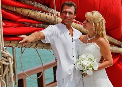Сказочная свадьба на корабле с алыми парусами - может стать явью, все это свадьба на Самуи. Среди лазурного моря, шумом волн и любимого человека рядом, вы скажите самые главные слова друг другу. Свадьба в Тайланде, это не только свадьба на пляже или водопаде, а так же эксклюзивная свадьба на яхте или парусном корабле от нашей команды. Если вы мечтаете о такой свадьбе- свяжитесь с нами через форму обратной связи на нашем сайте или позвоните нам!