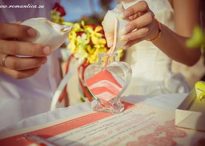 Чанг – изумрудный остров, расположенный у восточного побережья Сиамского залива, второй по величине (после Пхукета) остров Тайланда. В переводе с тайского языка "Чанг" означает "слон". Это связано с тем, что очертания острова напоминают голову слона. Чанг считается достаточно новым курортом, изначально на нем отдыхали только богатые местные жители, поэтому природа здесь сохранилась практически в первозданном виде. "Последний райский остров" Тайланда – так называют  туристы. Остров Чанг находится в акватории Тихого океана, на Восточном побережье Сиамского залива. Дорога от Бангкока занимает 4 часа, от Паттайи - 3 часа. От аэропорта Бангкока в Трат также летает самолет. Перелет занимает 45 минут. На Ко Чанге собраны все прелести тропической природы: песчаные пляжи, непроходимые древние джунгли, горные реки, водопады, тихие прохладные заводи - каменные бассейны, созданные самой природой. Восточная часть острова покрыта плантациями каучука и самых разных тропических фруктов: помелы, дуриана, бананов, джек-фрута, ананасов. На протяжении многих лет он находился в стороне от туристического бизнеса и, в отличие от Паттайи, Пхукета и других курортных мест  природа сохранилась в своей первозданной чистоте и свежести. Остров является частью национального природного парка "Чанг". 80% территории острова покрыто джунглями. Остров Чанг - оптимальное место для пляжного отдыха и проведения свадьбы в Тайланде.