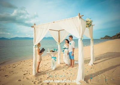 Чанг – изумрудный остров, расположенный у восточного побережья Сиамского залива, второй по величине (после Пхукета) остров Тайланда. В переводе с тайского языка "Чанг" означает "слон". Это связано с тем, что очертания острова напоминают голову слона. Чанг считается достаточно новым курортом, изначально на нем отдыхали только богатые местные жители, поэтому природа здесь сохранилась практически в первозданном виде. "Последний райский остров" Тайланда – так называют  туристы. Остров Чанг находится в акватории Тихого океана, на Восточном побережье Сиамского залива. Дорога от Бангкока занимает 4 часа, от Паттайи - 3 часа. От аэропорта Бангкока в Трат также летает самолет. Перелет занимает 45 минут. На Ко Чанге собраны все прелести тропической природы: песчаные пляжи, непроходимые древние джунгли, горные реки, водопады, тихие прохладные заводи - каменные бассейны, созданные самой природой. Восточная часть острова покрыта плантациями каучука и самых разных тропических фруктов: помелы, дуриана, бананов, джек-фрута, ананасов. На протяжении многих лет он находился в стороне от туристического бизнеса и, в отличие от Паттайи, Пхукета и других курортных мест  природа сохранилась в своей первозданной чистоте и свежести. Остров является частью национального природного парка "Чанг". 80% территории острова покрыто джунглями. Остров Чанг - оптимальное место для пляжного отдыха и проведения свадьбы в Тайланде.