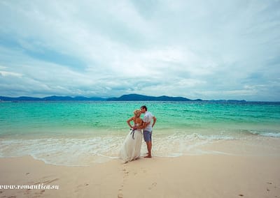 Свадьба -это из самых главных событий в вашей семейной жизни и конечно хочется, чтобы эти моменты оставались с вами как можно дольше! Подарите себе такую сказку в виде фотосессии в Таиланде! Снимки сделанные в самых ярких уголках Сиама будут радовать вас не один год не только вас, но и вашу семью, а те эмоции, улыбки и искорки в глазах во время съемочного дня станут для вас моментом истинного счастья!