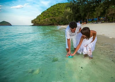 Свадьба -это из самых главных событий в вашей семейной жизни и конечно хочется, чтобы эти моменты оставались с вами как можно дольше! Подарите себе такую сказку в виде фотосессии в Таиланде! Снимки сделанные в самых ярких уголках Сиама будут радовать вас не один год не только вас, но и вашу семью, а те эмоции, улыбки и искорки в глазах во время съемочного дня станут для вас моментом истинного счастья!