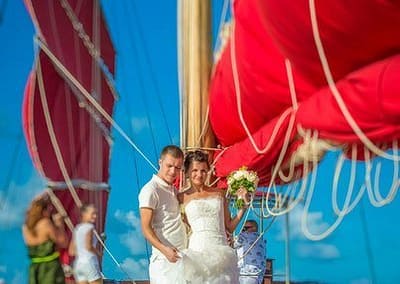 Сказочная свадьба на корабле с алыми парусами - может стать явью, все это свадьба на Самуи. Среди лазурного моря, шумом волн и любимого человека рядом, вы скажите самые главные слова друг другу. Свадьба в Тайланде, это не только свадьба на пляже или водопаде, а так же эксклюзивная свадьба на яхте или парусном корабле от нашей команды. Если вы мечтаете о такой свадьбе- свяжитесь с нами через форму обратной связи на нашем сайте или позвоните нам!