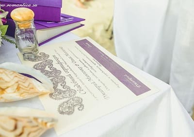 Чанг – изумрудный остров, расположенный у восточного побережья Сиамского залива, второй по величине (после Пхукета) остров Тайланда. В переводе с тайского языка "Чанг" означает "слон". Это связано с тем, что очертания острова напоминают голову слона. Чанг считается достаточно новым курортом, изначально на нем отдыхали только богатые местные жители, поэтому природа здесь сохранилась практически в первозданном виде. "Последний райский остров" Тайланда – так называют  туристы. Остров Чанг находится в акватории Тихого океана, на Восточном побережье Сиамского залива. Дорога от Бангкока занимает 4 часа, от Паттайи - 3 часа. От аэропорта Бангкока в Трат также летает самолет. Перелет занимает 45 минут. На Ко Чанге собраны все прелести тропической природы: песчаные пляжи, непроходимые древние джунгли, горные реки, водопады, тихие прохладные заводи - каменные бассейны, созданные самой природой. Восточная часть острова покрыта плантациями каучука и самых разных тропических фруктов: помелы, дуриана, бананов, джек-фрута, ананасов. На протяжении многих лет он находился в стороне от туристического бизнеса и, в отличие от Паттайи, Пхукета и других курортных мест  природа сохранилась в своей первозданной чистоте и свежести. Остров является частью национального природного парка "Чанг". 80% территории острова покрыто джунглями. Остров Чанг - оптимальное место для пляжного отдыха и проведения свадьбы в Тайланде.