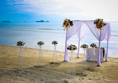 Чанг – изумрудный остров, расположенный у восточного побережья Сиамского залива, второй по величине (после Пхукета) остров Тайланда. В переводе с тайского языка "Чанг" означает "слон". Это связано с тем, что очертания острова напоминают голову слона. Чанг считается достаточно новым курортом, изначально на нем отдыхали только богатые местные жители, поэтому природа здесь сохранилась практически в первозданном виде. "Последний райский остров" Тайланда – так называют  туристы. Остров Чанг находится в акватории Тихого океана, на Восточном побережье Сиамского залива. Дорога от Бангкока занимает 4 часа, от Паттайи - 3 часа. От аэропорта Бангкока в Трат также летает самолет. Перелет занимает 45 минут. На Ко Чанге собраны все прелести тропической природы: песчаные пляжи, непроходимые древние джунгли, горные реки, водопады, тихие прохладные заводи - каменные бассейны, созданные самой природой. Восточная часть острова покрыта плантациями каучука и самых разных тропических фруктов: помелы, дуриана, бананов, джек-фрута, ананасов. На протяжении многих лет он находился в стороне от туристического бизнеса и, в отличие от Паттайи, Пхукета и других курортных мест  природа сохранилась в своей первозданной чистоте и свежести. Остров является частью национального природного парка "Чанг". 80% территории острова покрыто джунглями. Остров Чанг - оптимальное место для пляжного отдыха и проведения свадьбы в Тайланде.