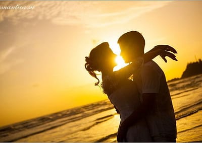 Чанг – изумрудный остров, расположенный у восточного побережья Сиамского залива, второй по величине (после Пхукета) остров Тайланда. В переводе с тайского языка "Чанг" означает "слон". Это связано с тем, что очертания острова напоминают голову слона. Чанг считается достаточно новым курортом, изначально на нем отдыхали только богатые местные жители, поэтому природа здесь сохранилась практически в первозданном виде. "Последний райский остров" Тайланда – так называют  туристы. Остров Чанг находится в акватории Тихого океана, на Восточном побережье Сиамского залива. Дорога от Бангкока занимает 4 часа, от Паттайи - 3 часа. От аэропорта Бангкока в Трат также летает самолет. Перелет занимает 45 минут. На Ко Чанге собраны все прелести тропической природы: песчаные пляжи, непроходимые древние джунгли, горные реки, водопады, тихие прохладные заводи - каменные бассейны, созданные самой природой. Восточная часть острова покрыта плантациями каучука и самых разных тропических фруктов: помелы, дуриана, бананов, джек-фрута, ананасов. На протяжении многих лет он находился в стороне от туристического бизнеса и, в отличие от Паттайи, Пхукета и других курортных мест  природа сохранилась в своей первозданной чистоте и свежести. Остров является частью национального природного парка "Чанг". 80% территории острова покрыто джунглями. Остров Чанг - оптимальное место для пляжного отдыха и проведения свадьбы в Тайланде.