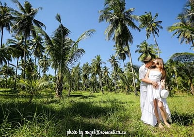 Чанг – изумрудный остров, расположенный у восточного побережья Сиамского залива, второй по величине (после Пхукета) остров Тайланда. В переводе с тайского языка "Чанг" означает "слон". Это связано с тем, что очертания острова напоминают голову слона. Чанг считается достаточно новым курортом, изначально на нем отдыхали только богатые местные жители, поэтому природа здесь сохранилась практически в первозданном виде. "Последний райский остров" Тайланда – так называют  туристы. Остров Чанг находится в акватории Тихого океана, на Восточном побережье Сиамского залива. Дорога от Бангкока занимает 4 часа, от Паттайи - 3 часа. От аэропорта Бангкока в Трат также летает самолет. Перелет занимает 45 минут. На Ко Чанге собраны все прелести тропической природы: песчаные пляжи, непроходимые древние джунгли, горные реки, водопады, тихие прохладные заводи - каменные бассейны, созданные самой природой. Восточная часть острова покрыта плантациями каучука и самых разных тропических фруктов: помелы, дуриана, бананов, джек-фрута, ананасов. На протяжении многих лет он находился в стороне от туристического бизнеса и, в отличие от Паттайи, Пхукета и других курортных мест  природа сохранилась в своей первозданной чистоте и свежести. Остров является частью национального природного парка "Чанг". 80% территории острова покрыто джунглями. Остров Чанг - оптимальное место для пляжного отдыха и проведения свадьбы в Тайланде.