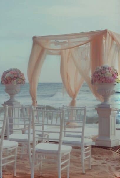 Plongez dans des moments de mariage inoubliables dans le paradis tropical de la Thaïlande, où chaque instant de votre cérémonie fera partie d'une histoire d'amour unique. Tropical Weddings Thailand propose des solutions personnalisées pour votre célébration, qu'il s'agisse d'une cérémonie romantique sur la plage de Hua Hin ou d'une célébration luxueuse à Koh Samui. Notre équipe s'occupe de tous les détails afin que vous puissiez profiter de chaque instant de votre journée spéciale. Contactez-nous et nous vous aiderons à rendre votre mariage en Thaïlande vraiment magique.