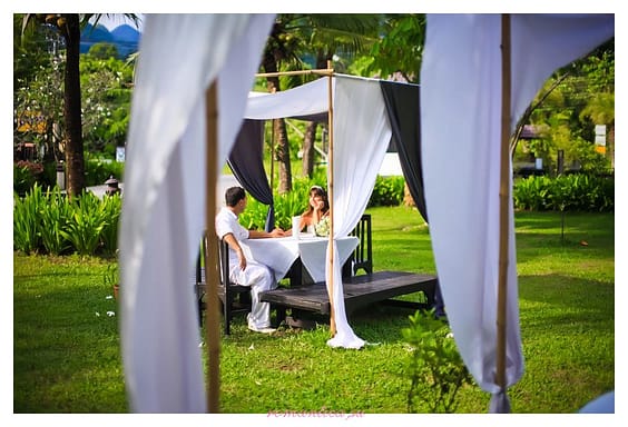Eine Strandhochzeit ist eine romantische und unvergessliche Zeremonie. Stellen Sie sich vor: Sie und Ihr Partner an einem tropischen Strand mit kristallklarem Wasser, weißem Sand und Palmen. Die Hochzeit kann an jedem Strand Ihrer Wahl stattfinden. Wir werden versuchen, die Zeremonie an einem ruhigen Ort abzuhalten, um eine romantische Atmosphäre zu gewährleisten. Sie werden von Ihrem Hotel abgeholt und zum Hochzeitsort gebracht, wo der Zeremonienmeister am Altar auf Sie wartet. Sie werden Ihr Eheversprechen auf dem weißen Sand zum Klang der Wellen ablegen. Eine Hochzeit auf den Inseln Thailands wird Ihnen ein Leben lang in Erinnerung bleiben! Gerne veranstalten wir Ihre Hochzeit am Strand Ihrer Wahl auf Samui, Phangan, Chang, Koh Mak, Koh Tao oder Krabi.