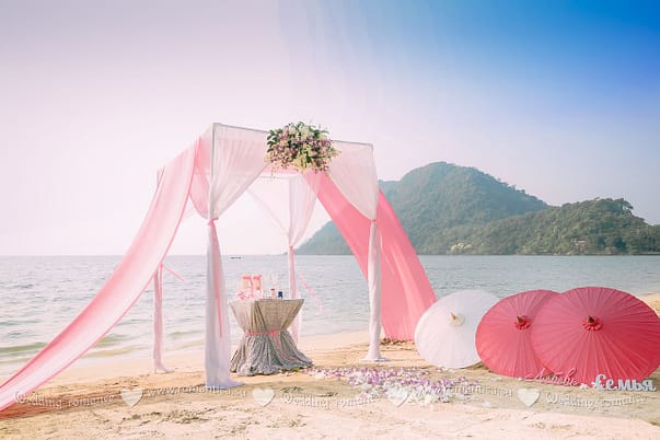 Weißes und rosafarbenes Zelt_Chang