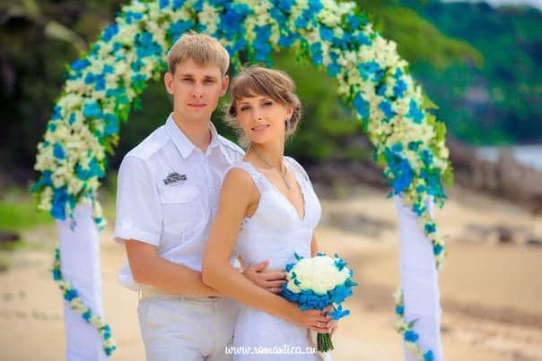 Eine Hochzeit im Ausland im sonnigen Thailand ist eine Gelegenheit, den Traum einer Märchenhochzeit zu verwirklichen. Egal ob Yachthochzeit, Strandhochzeit oder Inselhochzeit. Auf jeden Fall wird Ihnen Ihre Zeremonie noch viele Jahre als einer der schönsten Tage Ihres Lebens in Erinnerung bleiben. Möge dieser Tag, bei Sonnenuntergang oder unter den Strahlen der aufgehenden Sonne, Ihre Herzen wieder vereinen, während Sie beim Rauschen der Brandung und dem Rascheln der Palmen auf einer tropischen Insel die wichtigsten Worte füreinander sagen. Eine Hochzeit in Thailand ist ein Symbol für ein strahlendes Leben, Glück, Lächeln und Freude. Wir möchten, dass diese Emotionen Sie Ihr ganzes Leben lang begleiten.